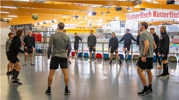 Kicken vor dem Skaten: die Spieler der Fischtown Pinguins wärmen sich vor dem Spiel gerne mit einem kleinen Fußballspiel auf.