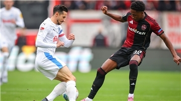 Kiel-Kapitän Steven Skrzybski (links) und Pape Demba Diop von Nürnberg kämpfen um den Ball.