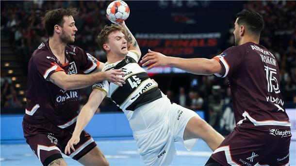 Flensburg im European-League-Finale gegen Montpellier Kiels Emil Madsen (M) wird von Montpeliers Veron Nacinovic am Wurf gehindert.