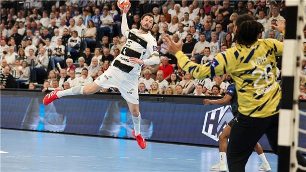 Kiel, Flensburg und Melsungen stehen im Final-Turnier Kiels Kapitän Domagoj Duvnjak beim Torwurf.