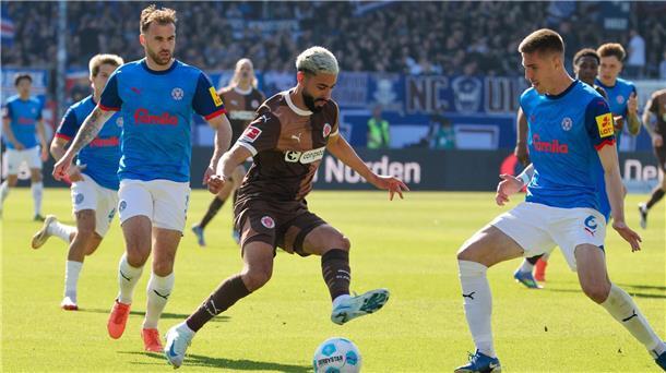 Spätes Eigentor: St. Pauli vergrößert Kieler Abstiegsängste Kiels Marco Komenda (l-r), St. Paulis Elias Saad und Kiels Marko Ivezic kämpfen um den Ball.