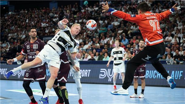 Flensburg im European-League-Finale gegen Montpellier Kiels Patrick Wiencek (l) trifft gegen Montpeliers Torwart Remi Desbonnet.