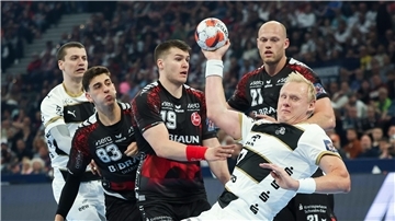 Kiels Patrick Wiencek (vorne) kommt zum Wurf.