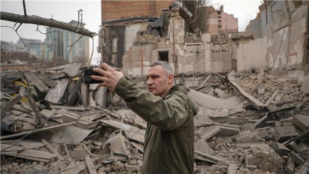 Krieg gegen die Ukraine: So ist die Lage Kiew wurde mit Raketen angegriffen, die laut Bürgermeister Vitali Klitschko sieben Menschen im zentralen Stadtbezirk Petschersk verletzten.