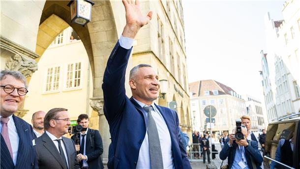 Vitali Klitschko in Münster: Brauchen weiter Waffen Kiews Bürgermeister Vitali Klitschko winkt bei der Friedenskonferenz in Münster.