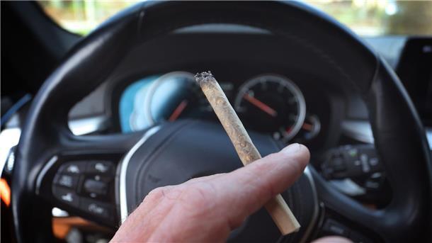 Grenzwert für Cannabis am Steuer in Sicht Kiffen am Steuer: Eine Kommission schlägt nun einen Grenzwert vor.