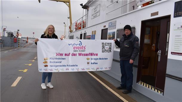 Kiki Koopmann eröffnet einen Kiosk auf der Sandstedter Fähre (hier mit Kassierer Bernd Jürgens)
