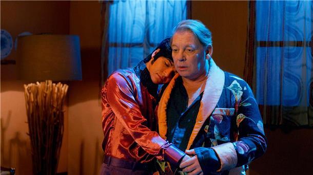 Rosa von Praunheims Film über Rex Gildo Kilian Berger (l, als Rex Gildo) und Ben Becker als Fred Miekley in einer Szene aus „Rex Gildo - Der letzte Tanz“.