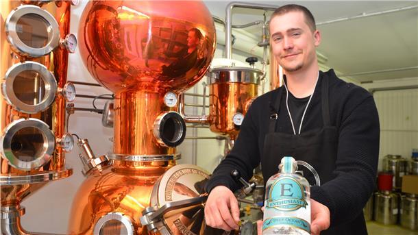 Hochprozentiges mit Fichten und Algen Kilian Eilers zeigt stolz den Gin „Deep Ocean“, der in der eigenen Destillerie hergestellt wird und der bei der Frankfurt International Trophy mit Gold prämiert wurde.