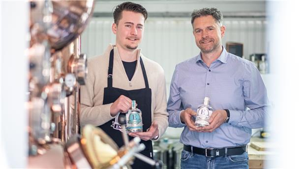 Kilian (links) und Jörg Eilers produzieren ihren eigenen Gin in Geestland.