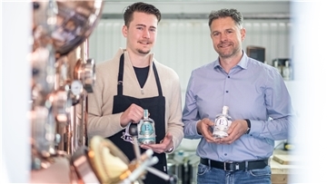 Kilian (links) und Jörg Eilers produzieren ihren eigenen Gin in Geestland.