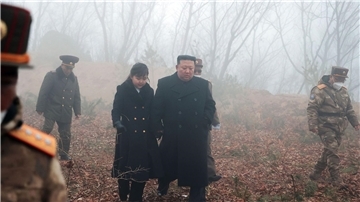 Kim Jong Un, Machthaber von Nordkorea, mit seiner Tochter bei einer taktischen Militärübung an einem nicht genannten Ort. Die Aufnahme wurde von der staatlichen nordkoreanischen Nachrichtenagentur KCNA zur Verfügung gestellt. Sein Inhalt kann nicht unabhängig verifiziert werden.