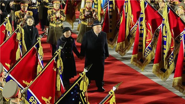 Kim Jong Un mit seiner Tochter während einer Militärparade anlässlich des 75. Jahrestages der Gründung der Koreanischen Volksarmee auf dem Kim-Il-Sung-Platz.