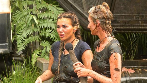 Kim Virginia (l) ist entrüstet über eine Mitcamperin.