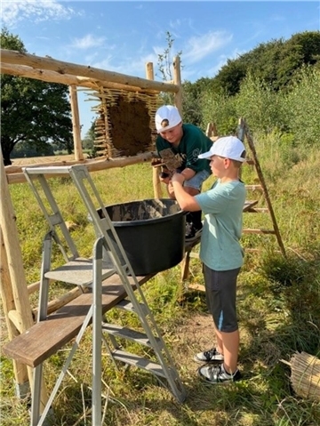 Kinder bauen in Tarmstedt Nisthilfen für Wildbienen.