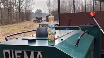Ein Schokoladen-Osterhase sitzt auf der Moorbahn