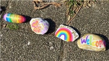 Kinder haben diese bunten Steine mit Wünschen im Speckenbütteler Park ausgelegt.
