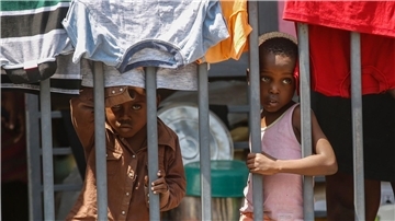 Kinder in einer Unterkunft für Familien, die durch Bandengewalt vertrieben wurden.