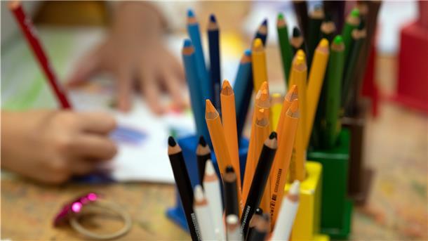 Kita-Qualität in den Bundesländern hinkt hinterher Kinder malen in einer Kita auf Papier. Die Bertelsmann-Stiftung veröffentlicht mit „Ländermonitoring Frühkindliche Bildungssysteme" Daten zur Kita-Qualität.