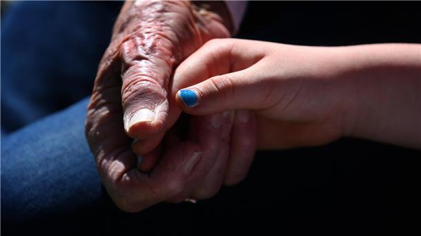 Kinder sollten auf den erwartbaren Tod von Großeltern, Eltern oder Freunden vorbereitet werden. 
