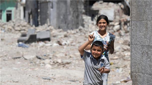 Kinder spielen in den Trümmern der Altstadt von Antakya.