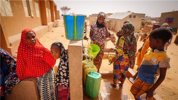 Täglich 1000 tote Kinder durch verschmutztes Trinkwasser Kinder stehen an einer Wasserstelle in Ouallam im westafrikanischen Niger.