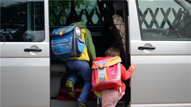 Kinder steigen in ein Auto. Bei einer Verkehrskontrolle im Bundesland Bayern kam gerade raus: Viele Eltern achten nicht darauf, ob ihre Kinder im Auto angeschnallt sind.