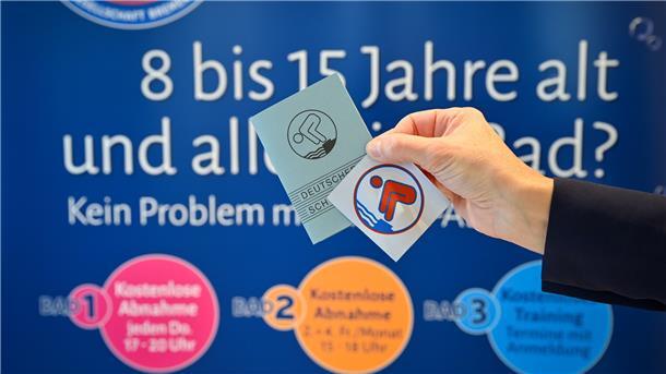 Nur mit „Bronze“ geht’s ins Wasser Kinder und Jugendliche, die ohne Eltern schwimmen gehen möchten, müssen künftig mindestens das „Bronze“-Abzeichen haben.
