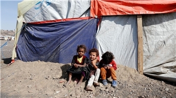 Kinder vor einem Zelt im Lager Dharawan für Binnenflüchtlinge in der Nähe von Sanaa.