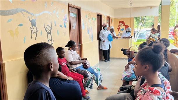 Kinder warten mit ihren Eltern auf einen Impftermin im Cajueiro Krankenhaus.