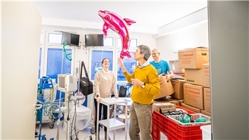 Menschen in einem Krankenzimmer