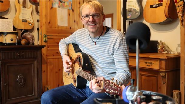 Deutscher Rock- und Pop-Preis: Florian Müller aus Hepstedt bekommt zwei Preise Kinderliedermacher Florian Müller aus Hepstedt räumt erneut beim Deutschen Rock- und Pop-Preis ab.