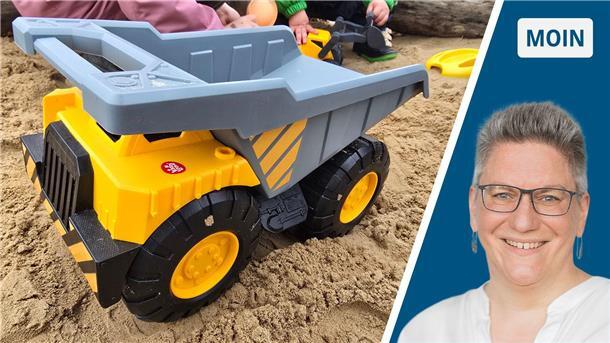 Kipplaster, Kinderspielzeug im Sandkasten