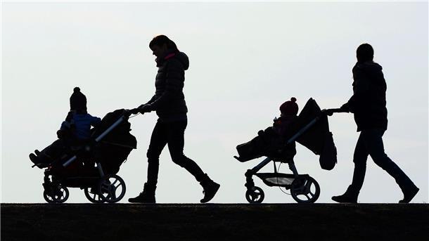 Eltern geben etwas weniger für Babyausstattung aus Kinderwagen kosten oft mehrere hundert Euro