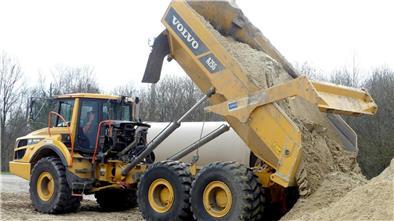 Nach dem Verlegen des neuen Kunststoffrohres wird der Sand wieder in die Baugrube gefüllt. 
