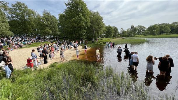 Ein Tauffest fand am Pfingstsonntag am Wehdeler Silbersee statt. Rund 350 Besucher waren dabei. 