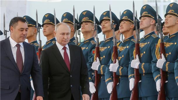 Krieg gegen die Ukraine: So ist die Lage Kirgistans Präsident Sadyr Japarow empfängt Kremlchef Wladimir Putin (M) in Bischkek. Es ist Putins erster Auslandsbesuch in diesem Jahr.