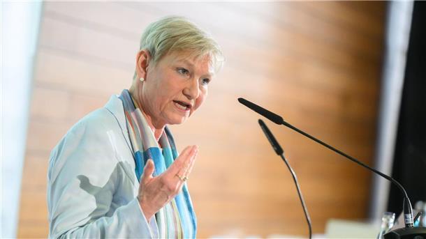 Evangelische Kirche: „Wir übernehmen die Verantwortung“ Kirsten Fehrs, Vorsitzende des Rates der EKD, spricht bei einer Pressekonferenz zur Vorstellung einer Studie zum Missbrauch in der evangelischen Kirche.