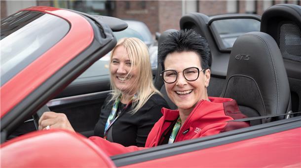 Kirsten Wichmann (links) und Sandra Nastulla aus Ganderkesee sind mit einem roten Porsche Cabriolet vorgefahren. Es ist ihre erste Teilnahme an einer Ausfahrt.