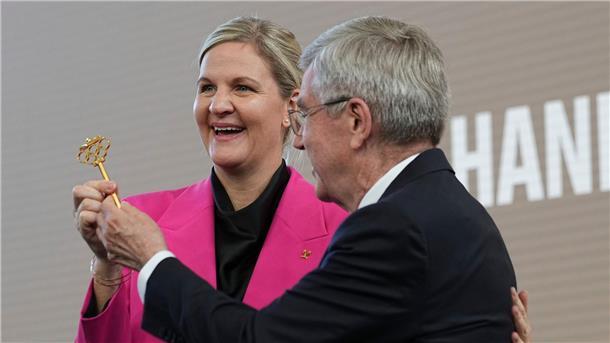 Schlüssel für Olympia: Bach übergibt beim IOC an Coventry Kirsty Coventry löst Thomas Bach an der Spitze des IOC ab.