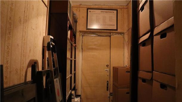 Kisten stapeln sich im Flur des gezwungenermaßen in eine kleine Wohnung umgezogenen Moskauer Sacharow-Archivs.