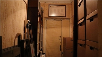 Kisten stapeln sich im Flur des gezwungenermaßen in eine kleine Wohnung umgezogenen Moskauer Sacharow-Archivs.