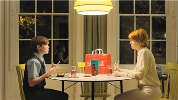 Kit Connor (Joe), Emily Beecham (Alice) in einer Szene in „Little Joe“.