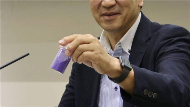 Apartments für Moleküle: Nobelpreis für drei Chemiker Kitagawa, Professor an der Universität Kyoto, hier mit einer Probe eines von ihm entwickelten porösen Materials.
