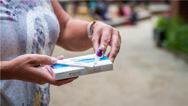 Kitas im Cuxland setzen jetzt auf Lolli-Tests Kitaleiterin Petra Buck zeigt den Schnelltest für Kinder.