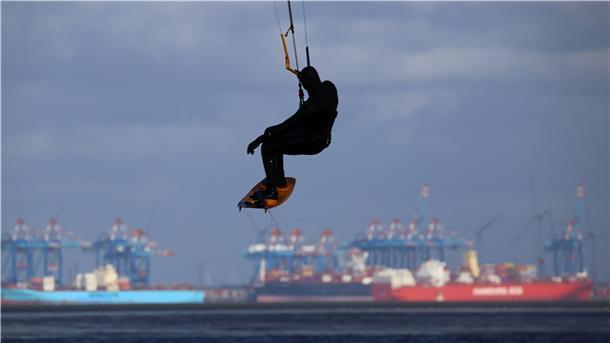 Kitesurfen: Im Rausch der großen Sprünge Kitelehrer Maximilian Müller mag große Sprünge und Wind ab Windstärke 10.