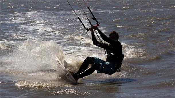 Kitesurfen ist eine Trendsportart, die auch an der Nordseeküste im Cuxland rund ums Jahr sehr beliebt ist.
