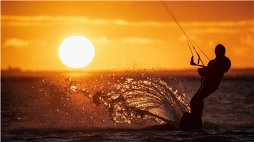 Kitesurfer streiten sichseit Jahren mit Naturschützern darüber, ob sie ihr Hobby im Wattenmeer ausüben dürfen. Nun soll ein Kompromiss angestret´bt werden.
