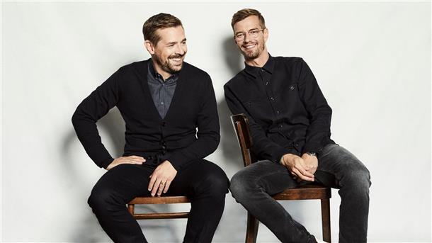 Klaas Heufer-Umlauf (l) und Joko Winterscheidt müssen sich als Adelsreporter beweisen.