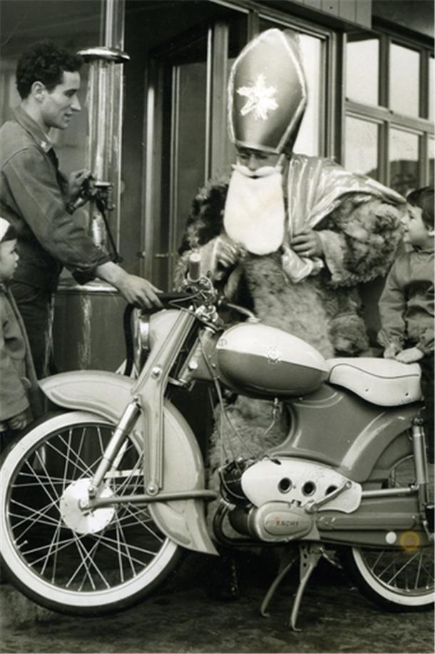 Klar, bei der Geschenkeverteilung muss es schnell gehen. Da half 1960 ein schickes Moped.
